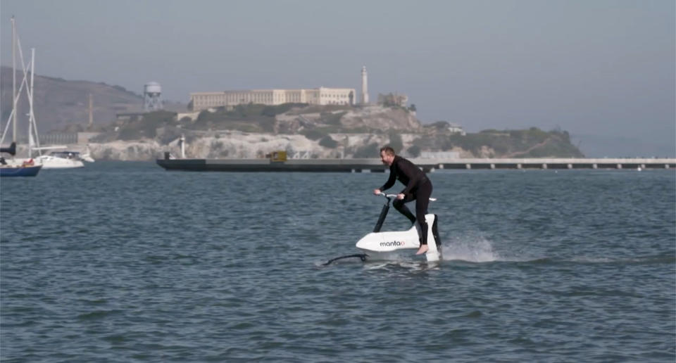 El hydrofoiler es un modelo de bicicleta acuática que no necesita flotadores para mantenerse sobre el agua. (Crédito: Youtube/Manta5 )