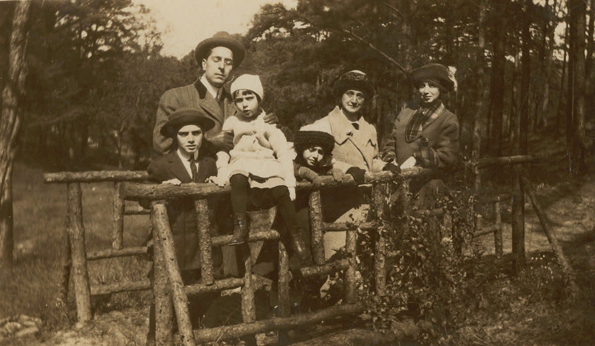 Maria Branyas, third from the left, with her family in New Orleans in 1911 (Wikipedia)