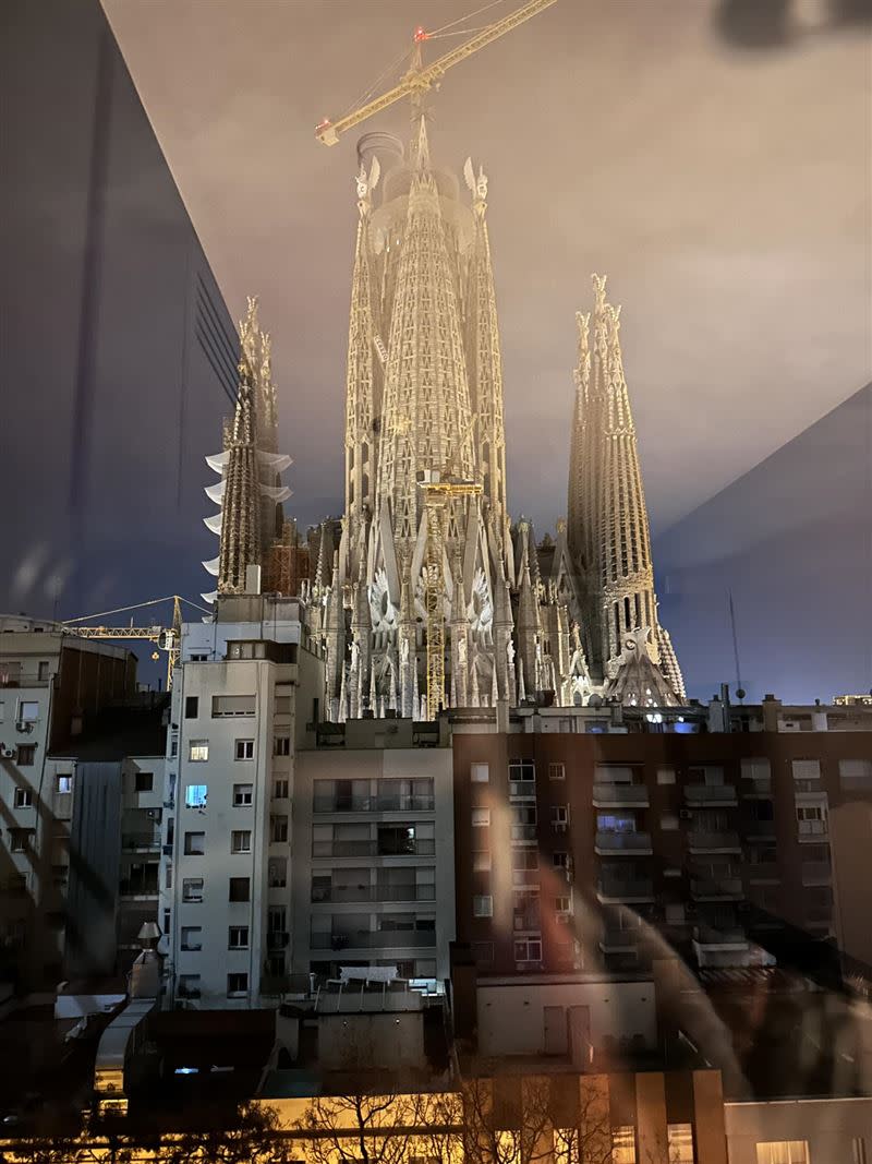 李怡貞律師也分享一張照片，這是西班牙凌晨五點多的房間窗景。（圖／翻攝自李怡貞臉書）
