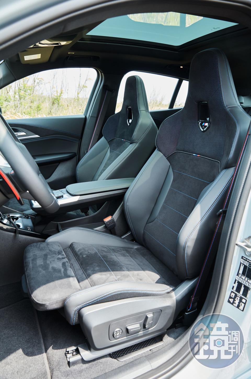 M35i 標配Alcantara麂皮材質M跑車座椅，並具備駕駛座電動腰靠。