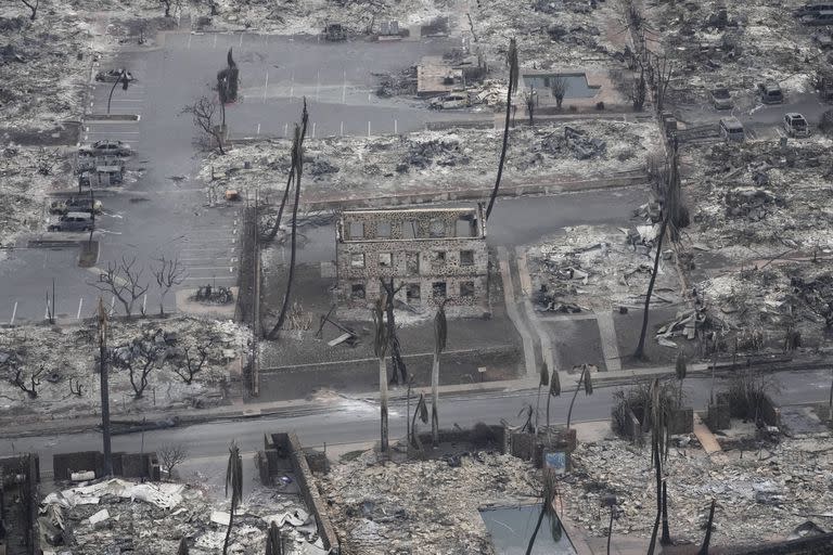 Los fuegos han devastado más de 800 hectáreas en dos islas del paradisíaco archipiélago y han obligado a evacuar a miles de personas, algunas de las cuales se lanzaron al agua para protegerse de las llamas