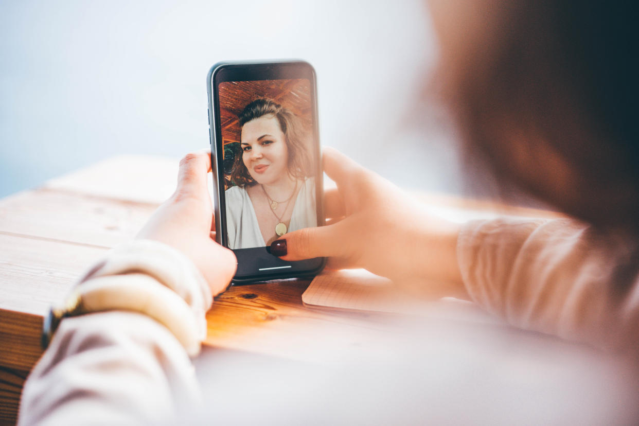 Frau macht Selfie