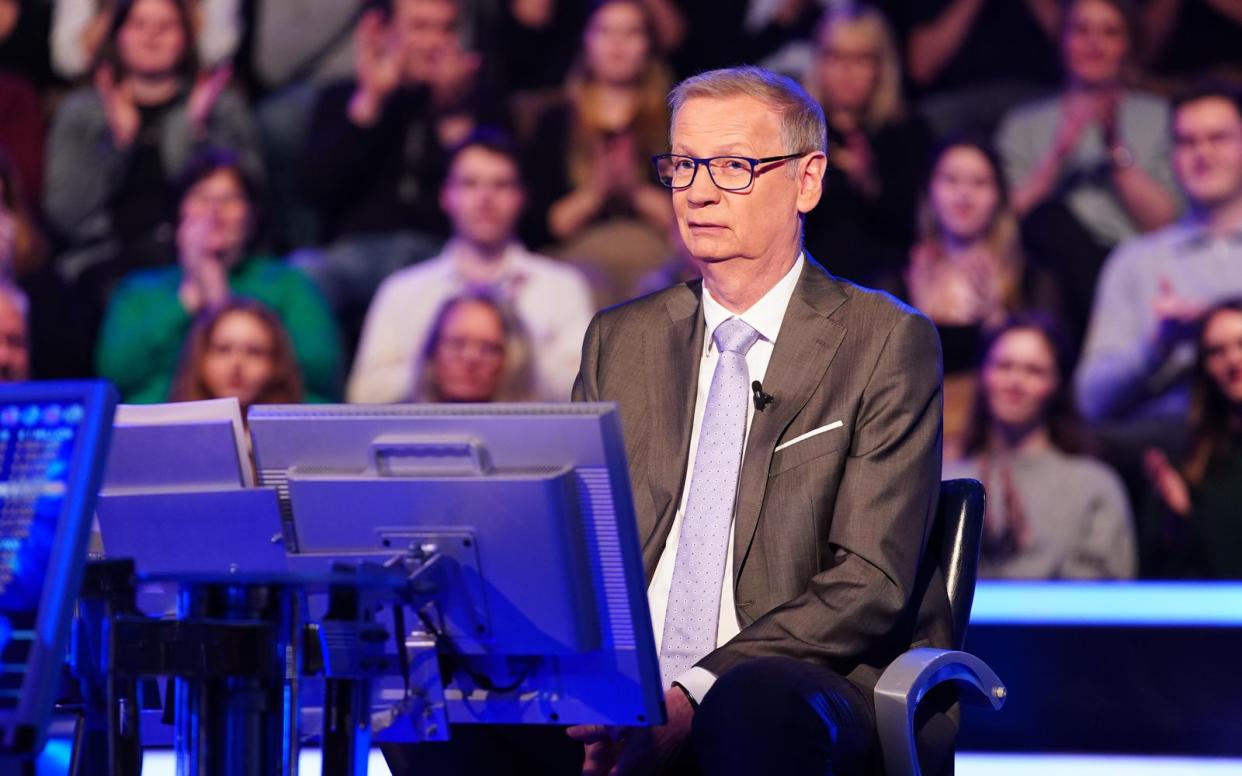 Bei Vorsagen aus dem Publikum kennt Günther Jauch kein Pardon. (Bild: RTL / Stefan Gregorowius )