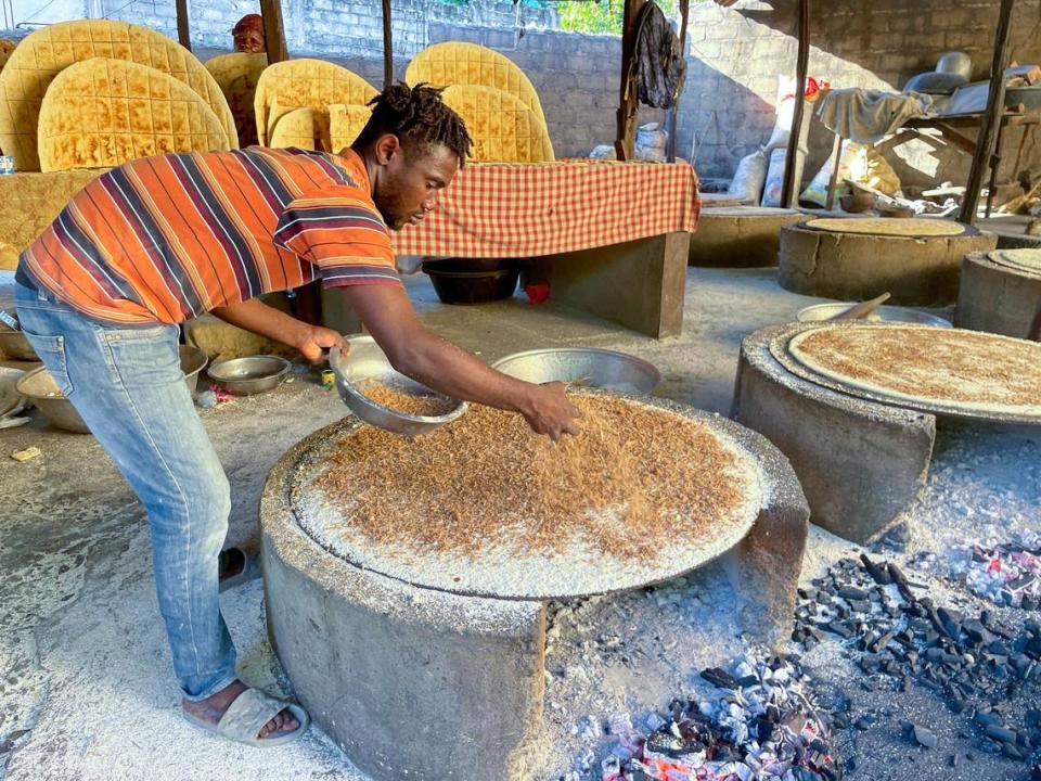 En otros tiempo un alimento básico que muchos rechazaban por considerarlo "comida de pobres", el casabe ha recuperado popularidad debido al aumento del precio del pan tradicional desde la pandemia. En las afueras de Cabo Haitano en el norte de Haití, también genera empleo\t.