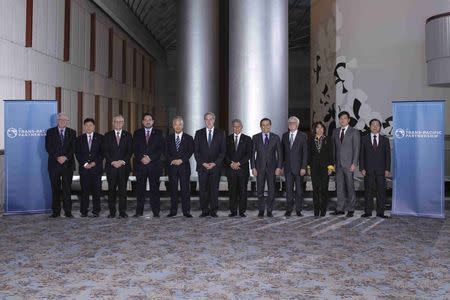 Trade ministers from a dozen Pacific nations in Trans-Pacific Partnership Ministers meeting post in TPP Ministers "Family Photo" in Atlanta, Georgia October 1, 2015. REUTERS/USTR Press Office/Handout