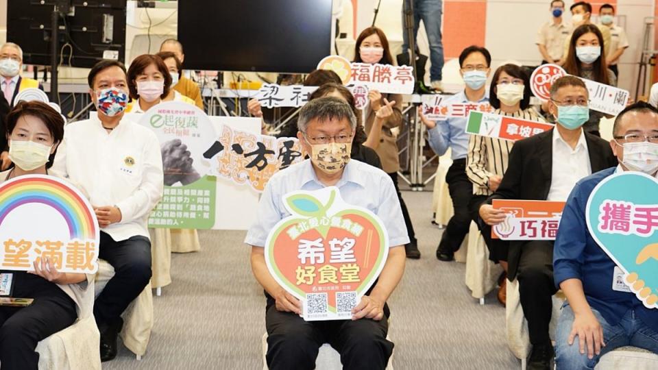 ▲台北市長柯文哲12日上午參與北市愛心餐食網記者會，並在會後接受媒體訪問。（圖／台北市政府提供）