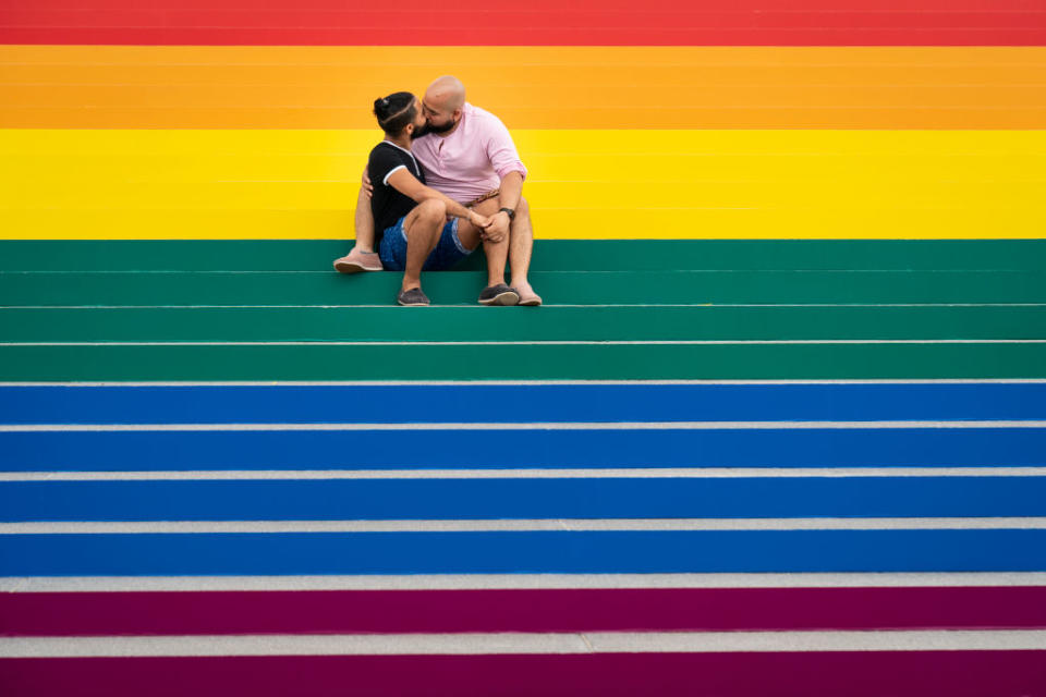 Jesus Tavarez und Juan De La O küssen sich auf den Stufen, die anlässlich des Pride Month im Juni in Regenbogenfarben gestrichen sind. (Bild: Getty Images)