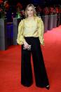 <p>Schauspielerin Nina Hoss trägt zur Premiere ihres neuen Films eine angesagte Marlenehose und goldfarbene Bluse mit trendigen Statementärmeln. </p>