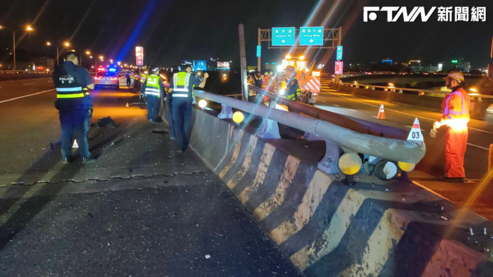 國道一號北上19公里堤頂出口匝道，昨日晚間發生汽車自撞匝道護欄後墜河意外。（圖／翻攝畫面）