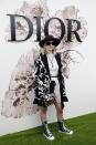 <p>Der angesagte Festival-Look hält sogar bei den Haute-Couture-Schauen in Paris Einzug. Jennifer Lawrence kam zur Show von Dior im Boho-Style. Zu ihrem weißen Spitzenkleid kombinierte die 26-Jährige eine schwarz-weiße Strick-Weste mit Fransen, eine schwarze Sonnenbrille und einen großen Hut. Statt High Heels zierten wadenhohe Schnür-Sneakers die Füße der US-Schauspielerin. (Bild: AP Images) </p>