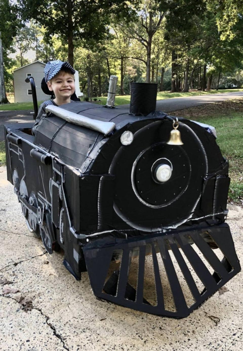 También los padres de este otro pequeño con parálisis cerebral le construyen cada año un disfraz con el que poder disfrutar de Halloween en su silla de ruedas. (Foto: reddit / <a href="http://www.reddit.com/r/pics/comments/9t5lcj/my_son_is_4_with_cerebral_palsy_every_year_my/" rel="nofollow noopener" target="_blank" data-ylk="slk:G3g3nsch3in;elm:context_link;itc:0;sec:content-canvas" class="link ">G3g3nsch3in</a>).