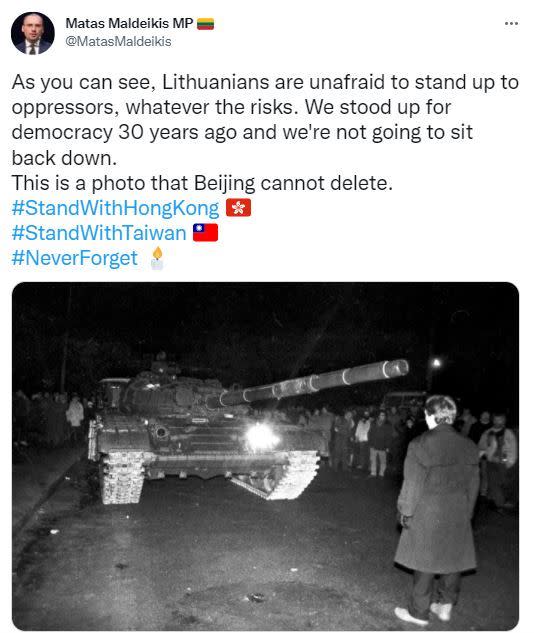立陶宛人為對抗蘇聯，挺身站在蘇聯的坦克車前面。（圖／翻攝自馬爾德基斯推特）