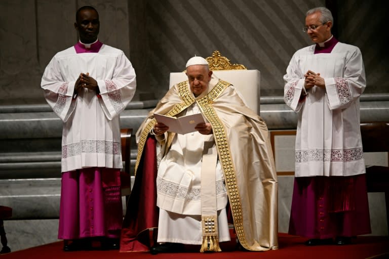 El papa Francisco en la basílica de San Pedro, en el Vaticano, durante una ceremonia por la fiesta de la Ascensión el 9 de mayo de 2024 (Filippo Monteforte)