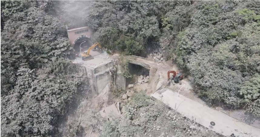 蘇花公路下清水橋被震毀，一旁的日治時代舊橋竟毫髮無損，引起網友熱議。（圖／翻攝自臉書）