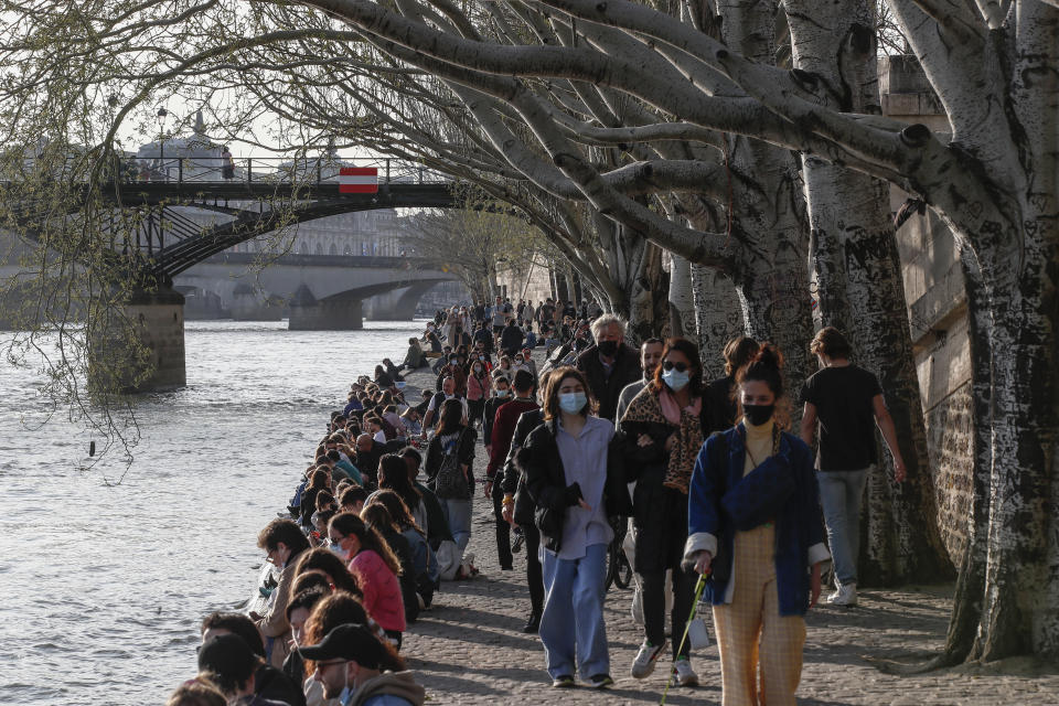 法國是歐洲疫情最嚴重的國家，3/24巴黎塞納河河岸仍能看到不少人潮，雖然多數民眾有乖乖配戴口罩，但似乎未遵守社交安全距離。圖片來源：AP。