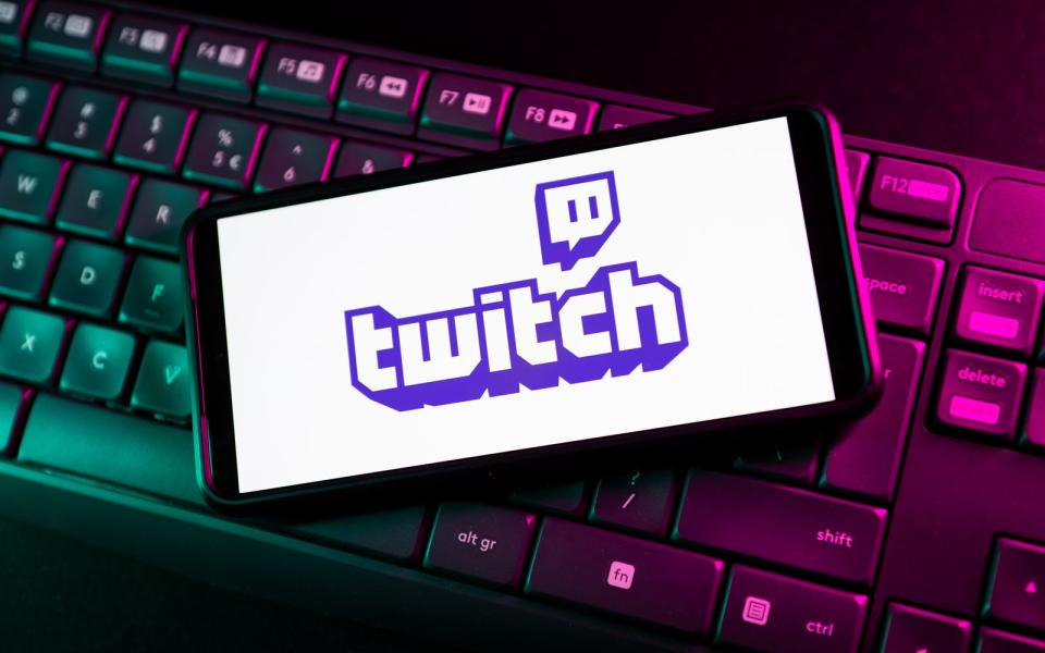 Die Livestreaming-Plattform "Twitch" kämpft derzeit mit dem Verlust zweier Top-Streamer an die Konkurrenz.  (Bild: © 2023 Illustration by Mateusz Slodkowski/SOPA Images/LightRocket via Getty Images)