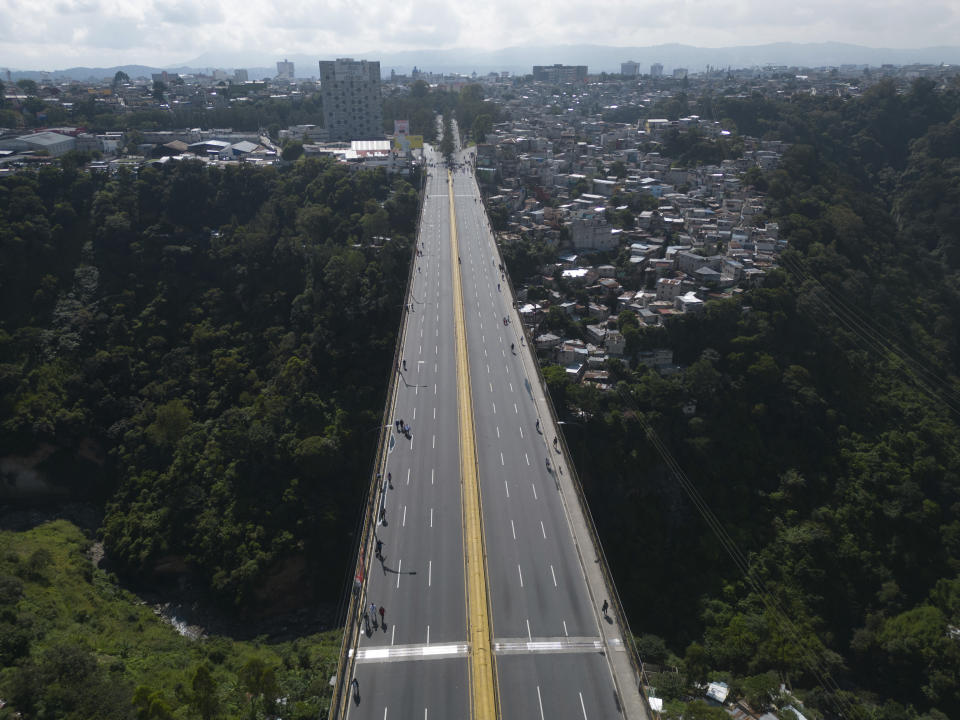 El puente El Incienso está vacío de vehículos debido a las carreteras bloqueadas durante un paro nacional en la Ciudad de Guatemala, el lunes 9 de octubre de 2023. (Foto AP/Moisés Castillo)