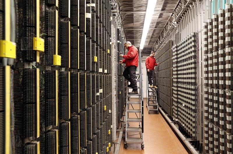 Telecom Italia technicals office personnel work in a telephone exchange in Rome, December 20, 2013. REUTERS/Alessandro Bianchi