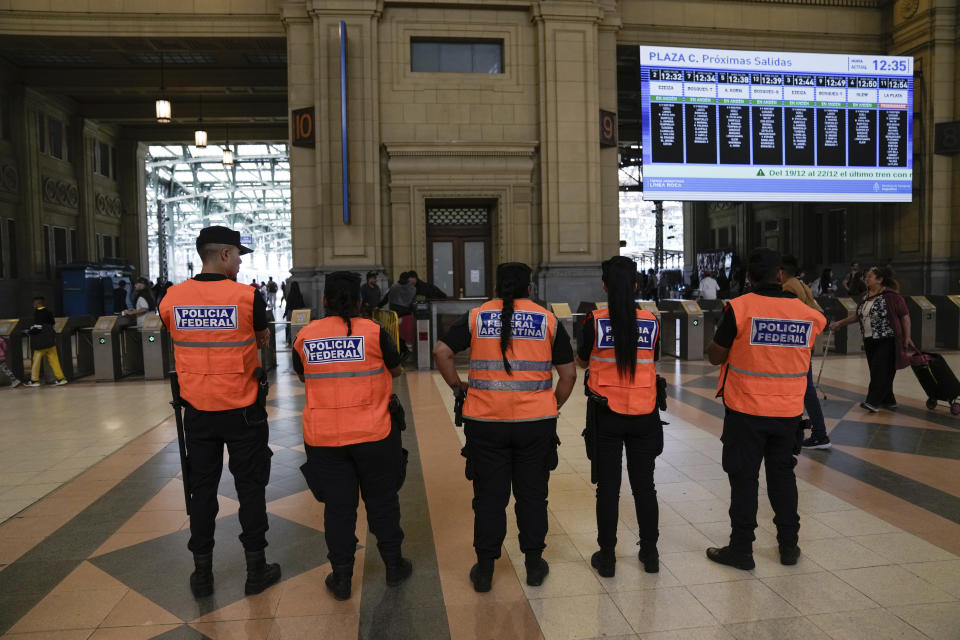 La policía custodia la estación de tren de Constitución en Buenos Aires, Argentina, el miércoles 20 de diciembre de 2023. Días después de asumir el cargo, el presidente de Argentina, Javier Milei, anunció un drástico plan de reducción del gasto y de ajustes que fue rechazado por organizaciones sociales y sindicales. Además, advirtió que se castigarán los cortes de vías en las manifestaciones. (AP Foto/rodrigo Abd)