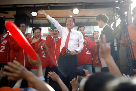 Hong Joon-pyo, the presidential candidate of the Liberty Korea Party, waves to his supporters during his election campaign rally in Seoul, South Korea May 5, 2017. REUTERS/Kim Hong-Ji