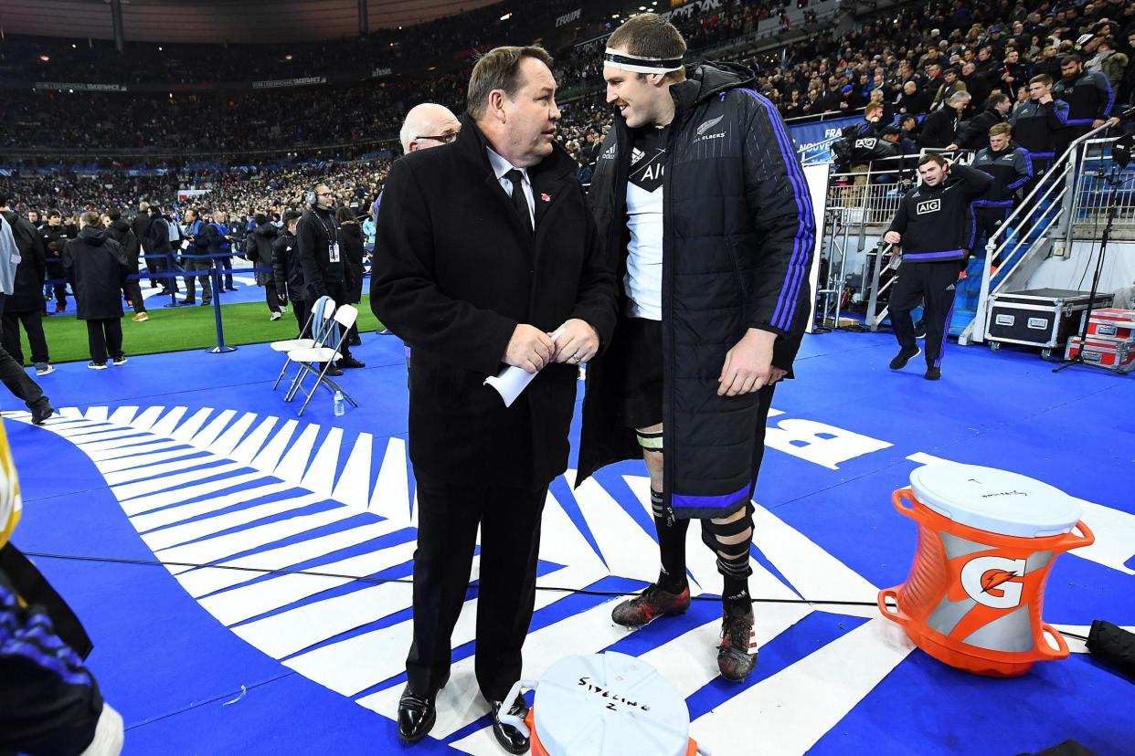 Lock Brodie Retallick (R) speaks with New Zealand's head coach Steve Hansen: Franck Fife/AFP/Getty Images