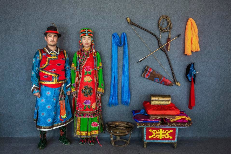 Una pareja en trajes de boda tradicionales ricamente coloridos en Mongolia.