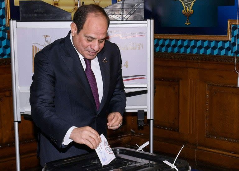 Una fotografía publicada por la presidencia egipcia el 10 de diciembre de 2023 muestra al presidente egipcio Abdel Fattah al-Sisi emitiendo su voto en las elecciones presidenciales en la escuela Mustafa Yousry Emmera en El Cairo. La votación en el país de casi 106 millones de habitantes se prolongará hasta el 12 de diciembre y se espera que los resultados se anuncien el 18 de diciembre.