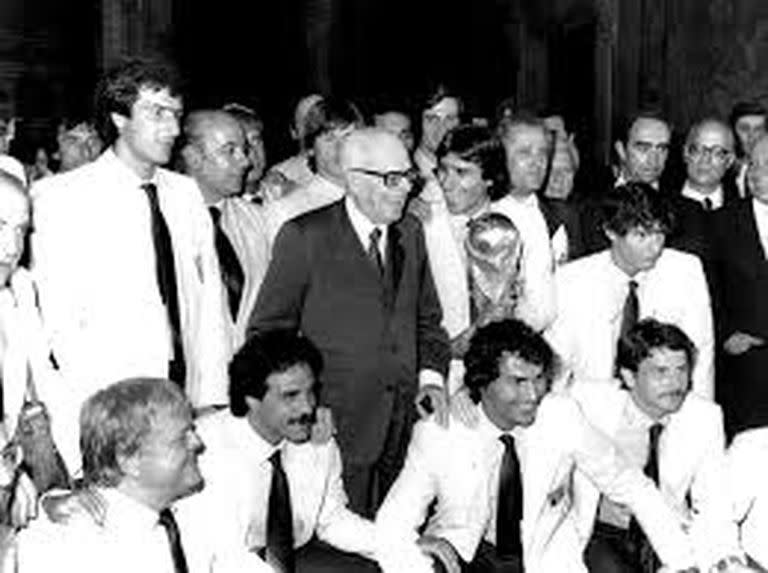 Sandro Pertini, con el plantel italiano campeón de 1982