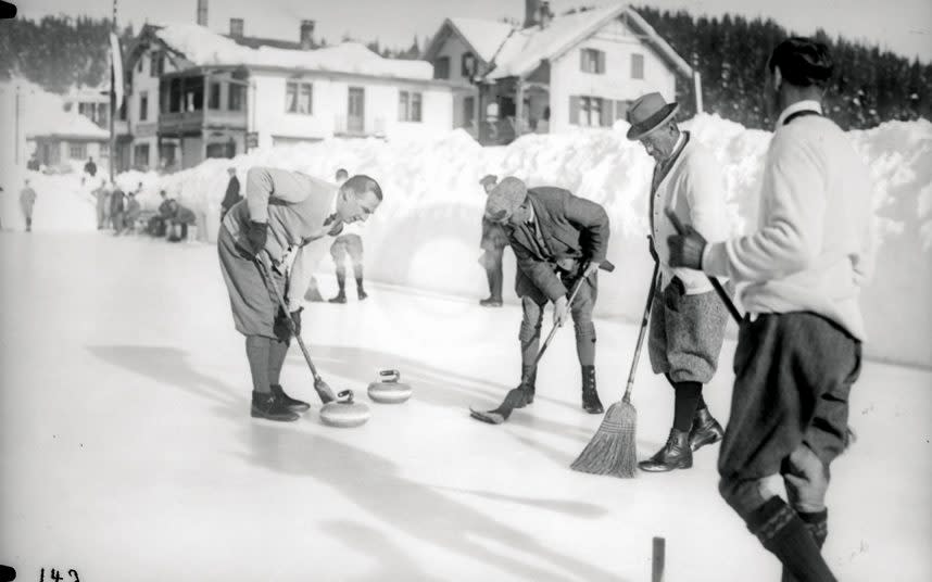 arosa curling - Switzerland Tourism/ Carl Brandt 