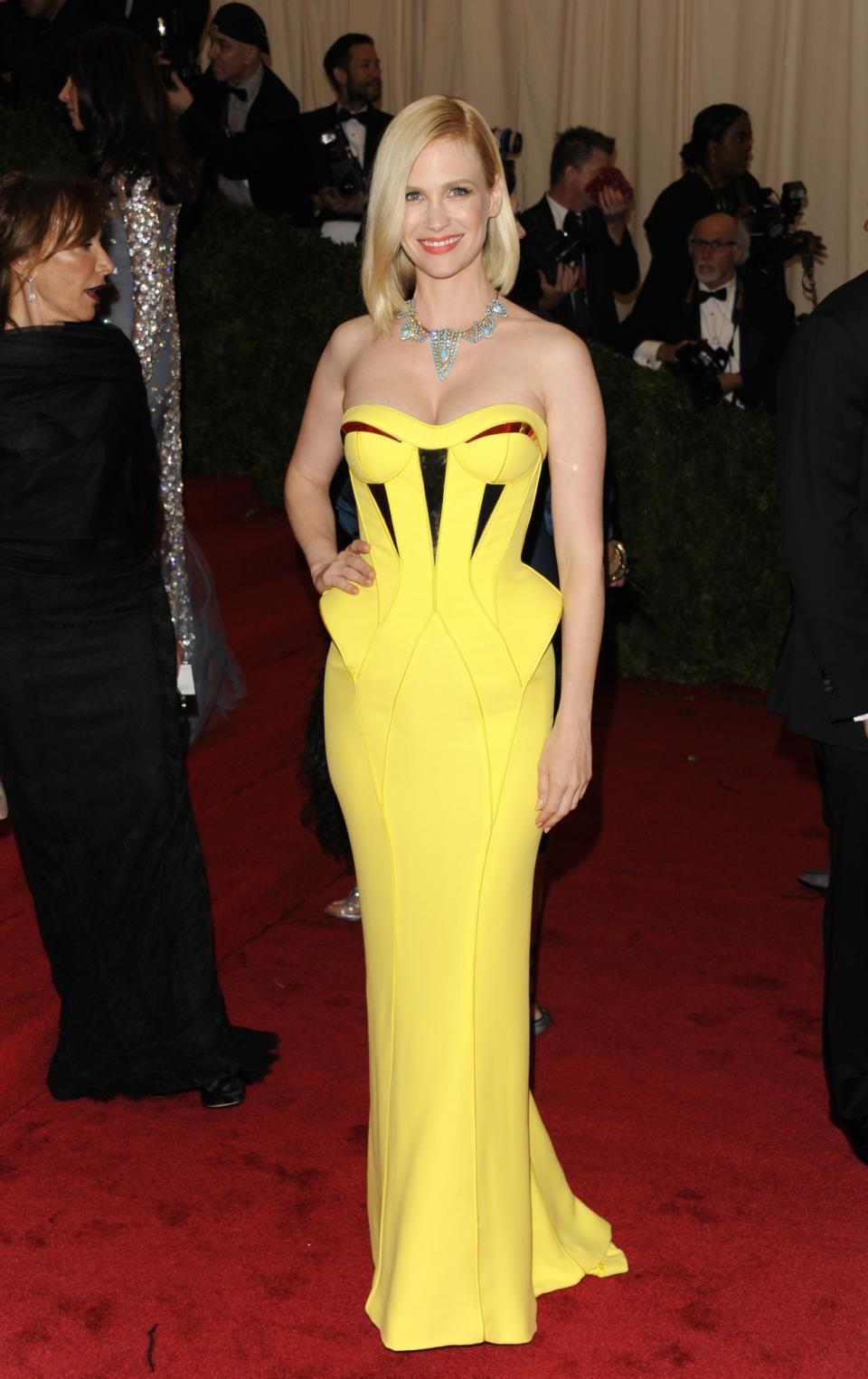 <p>Die „Mad Men“-Schauspielerin ließ bei der Met Gala 2012 allen 50er-Jahre-Mief hinter sich und glänzte in dieser Kreation von Versace. (Bild: AP Photo) </p>