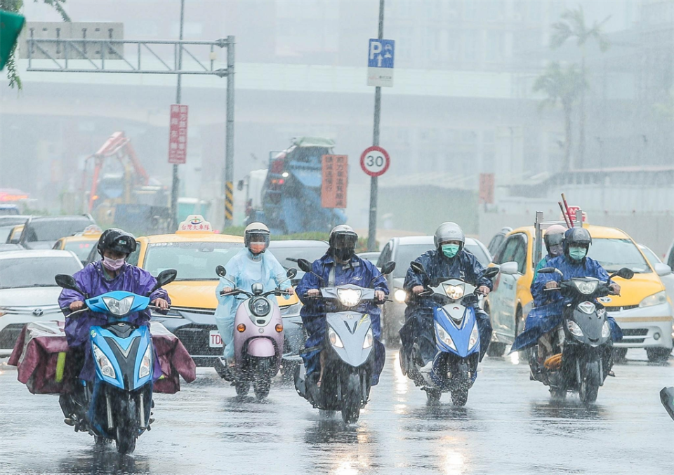 鋒面通過冷氣團南下，今天天氣轉冷全台有雨。(資料照)