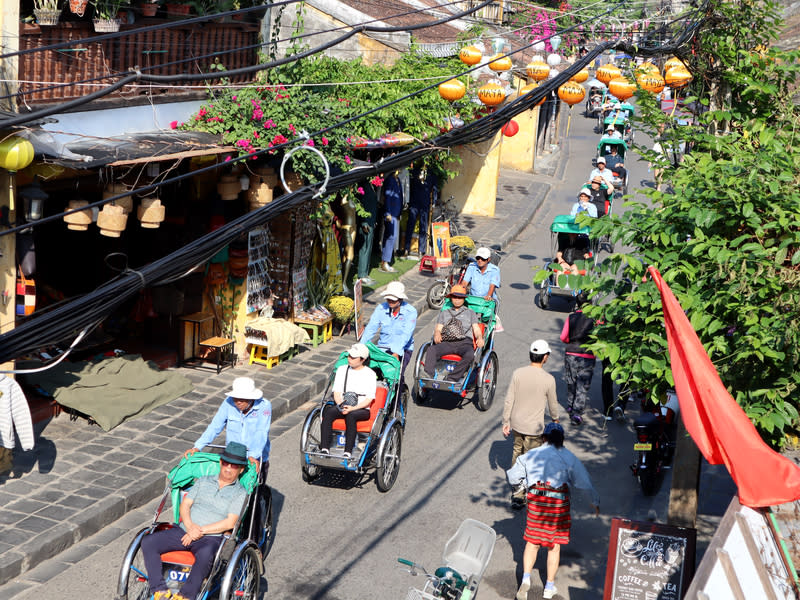 越南會安古城研擬推出Homestay 會安古城是越南知名旅遊景點，當地政府考慮讓古城 居民提供寄宿家庭（homestay）服務，藉此改善居民 生活，並讓旅客更加深入探索與了解在地生活。圖為 旅客乘坐三輪車遊覽會安古城，攝於113年3月5日。 中央社記者陳家倫會安攝  113年5月22日 