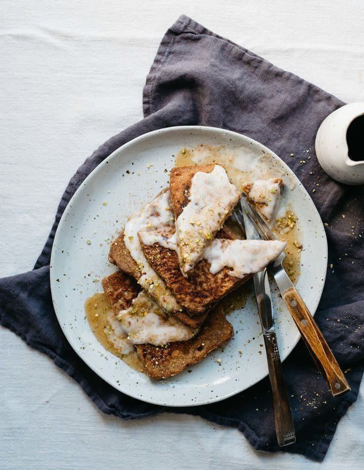 <p>On fond pour cette recette vegan dans laquelle le pain est délicieusement trempé dans un mélange à base de lait d’amande, d’arrow-root et de farine de pois chiches pour la texture, d’épices (épices à pain d’épices et vanille) pour le parfum et de sirop d’érable pour le goût, avant de passer à la poêle avec un peu d’huile de coco. La preuve qu’on peut se passer d’œufs pour préparer du pain perdu !</p><p>Découvrir <a href="http://www.dollyandoatmeal.com/blog/2016/12/14/gingerbread-spiced-vegan-french-toast" rel="nofollow noopener" target="_blank" data-ylk="slk:la recette;elm:context_link;itc:0;sec:content-canvas" class="link ">la recette</a></p><br>