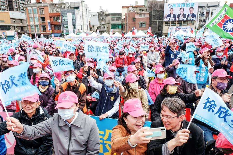 新竹縣一選區國民黨立委候選人徐欣瑩3日在湖口造勢，湧進6千多名支持者。（羅浚濱攝）