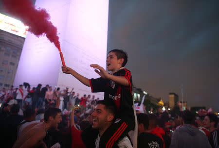 Hinchas de River Plate celebran luego de que su club venció a Boca Juniors para ganar la final de la Copa Libertadores, en el centro de Buenos Aires, Argentina, 9 de diciembre de 2018. REUTERS/Agustin Marcarian