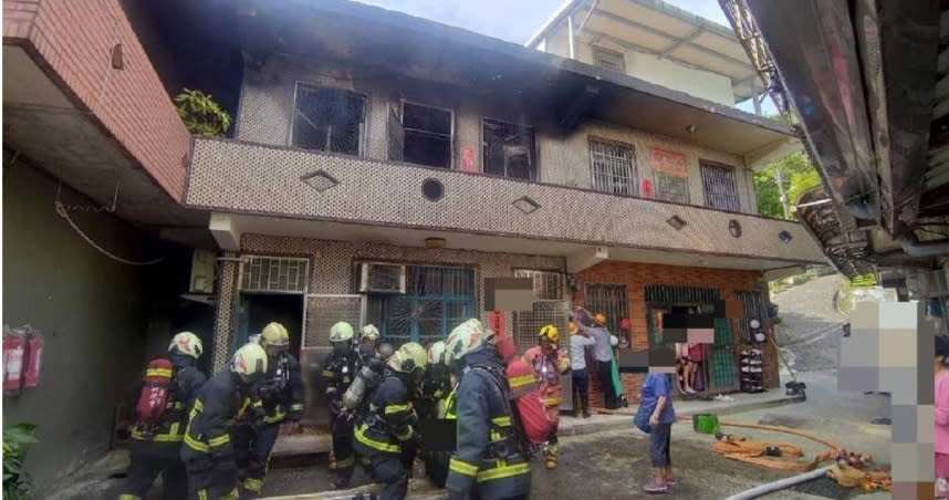 瑞芳區東和路民宅火災，消防員緊急搶救。（圖／翻攝畫面）