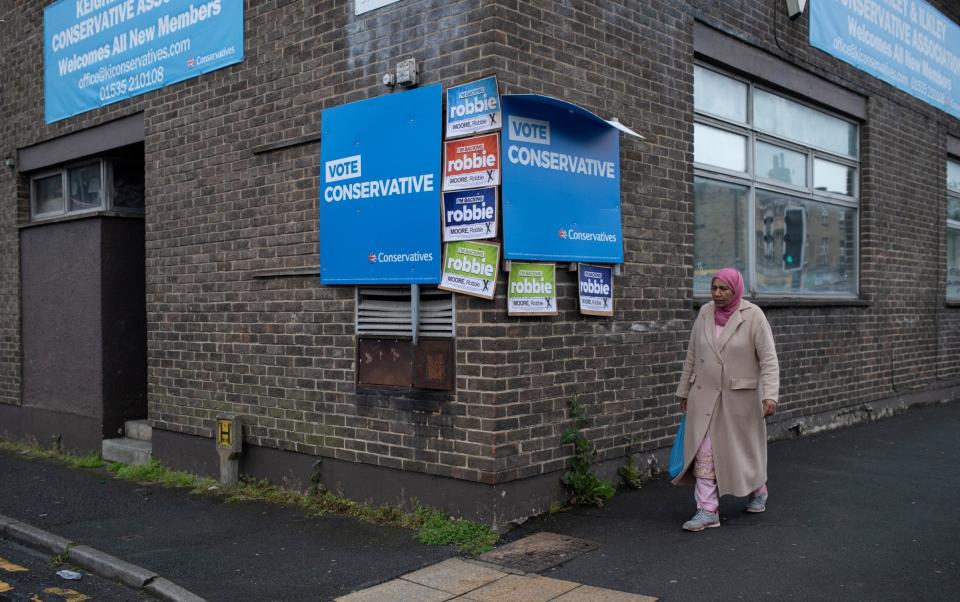 The signs say 'I'm backing Robbie' on different coloured backgrounds