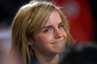 <p>Le 23 mars 2007, alors âgée de 16 ans, l’actrice signe son engagement pour les trois derniers films de la franchise Harry Potter après une longue période d’hésitation. Considérant Hermione Granger comme “[son] héroïne”, Emma Watson n’a en effet pas pu “laisser le rôle s’envoler”. </p>
