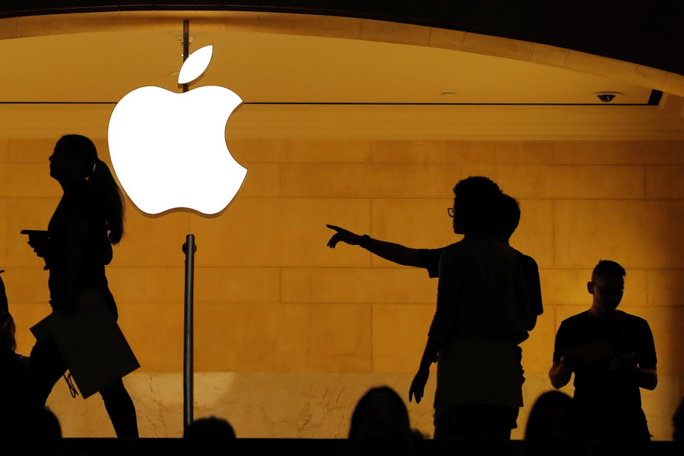 Pelanggan berjalan melewati logo Apple di dalam toko Apple di Grand Central Station di New York, AS, 1 Agustus 2018. REUTERS/Lucas Jackson