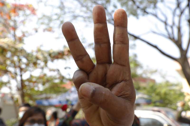 2021年2月1日，緬甸軍方發動政變，許多民眾走上街頭抗議，以「豎三指」手勢聲援遭囚禁的翁山蘇姬（AP）