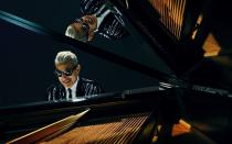 <p>Gemeinsam mit dem Mindred Snitzer Orchestra veröffentlichte Jeff Goldblum 2018 seine erste Jazz-Platte ("The Capitol Studios Sessions") und zeigte, was für ein talentierter Pianist er ist. Zwischendurch erzählt er noch ein paar charmante Geschichten. Eine zweite Platte, "I Shouldn't Be Telling You This", kam 2019 auf den Markt. (Bild: Pari Dukovic)</p> 