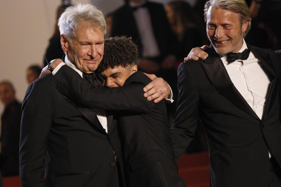 Harrison Ford, izquierda, Ethann Isidore y Mads Mikkelsen posan a la salida del estreno de la película 'Indiana Jones and the Dial of Destiny' en la 76a edición del festival internacional de cine de Cannes, en el sur de Francia, el jueves 18 de mayo de 2023.(Foto Joel C Ryan/Invision/AP)