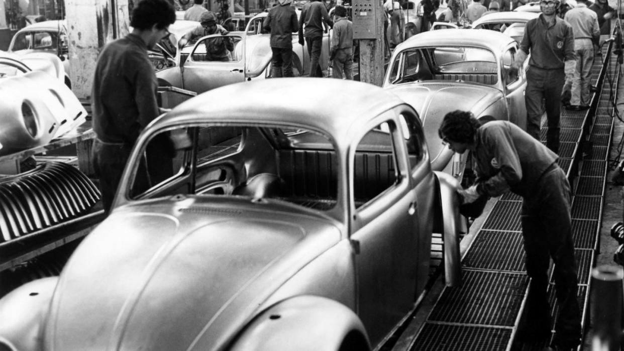 Mitarbeiter von Volkswagen do Brasil, einem Filialunternehmen von Volkswagen, fertigen das Modell Sedan (Käfer) in einer Fabrik in Sao Paulo (Brasilien) an.