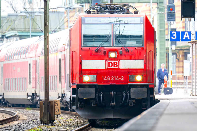 A Deutsche Bahn (DB) train pulls into Bremen's main station. The strike by the train drivers' union GDL has come to an end - Deutsche Bahn intends to largely resume its usual services at the start of operations. Sina Schuldt/dpa