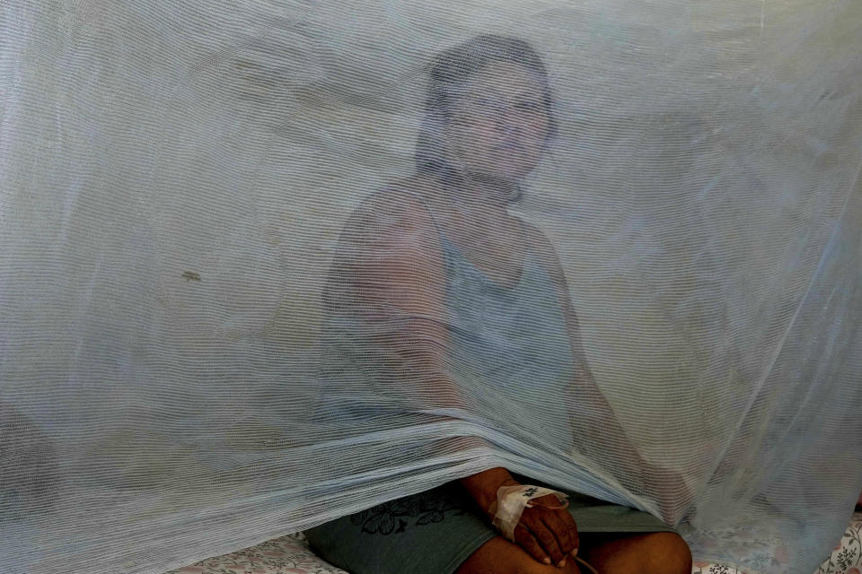 Jenny Chiroque, infectada con dengue, sentada en una cama en el hospital de La Merced en Paita, Perú, el jueves 29 de febrero de 2024. Perú declaró la emergencia de salud en la mayoría de sus regiones el 26 de febrero ante el aumento de casos de dengue. (AP Foto/Martín Mejía)