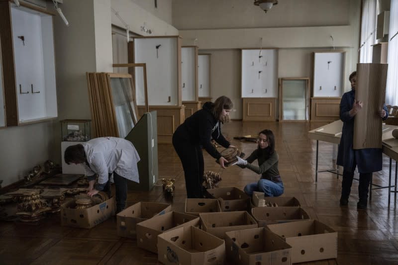 2022年3月4日，烏克蘭西部大城利沃夫（Lviv）的博物館人員們，為避免館藏遭戰火波及，緊急撤離館內文物，並裝設相關防護措施。（AP）