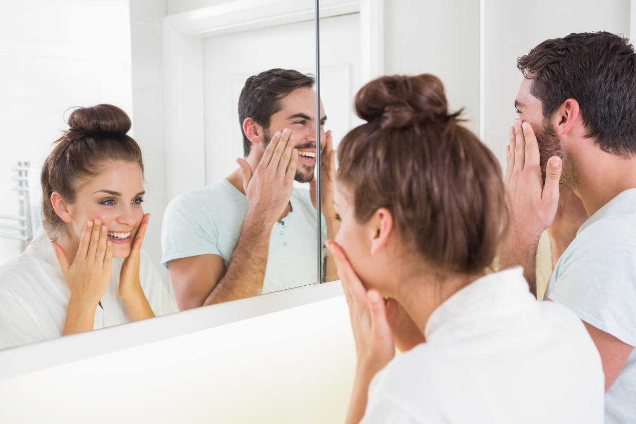 Una rutina de belleza es un momento especial en pareja/Getty Images.