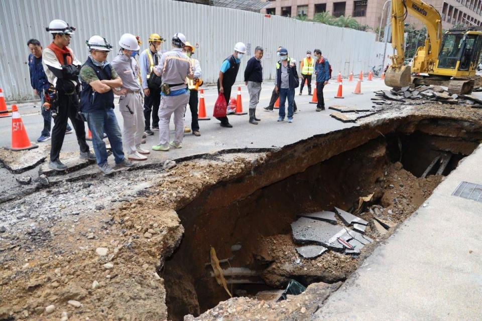 竹北天坑發生快一年，鄰損和補強計畫3月將進行檢討。（圖：縣府提供）