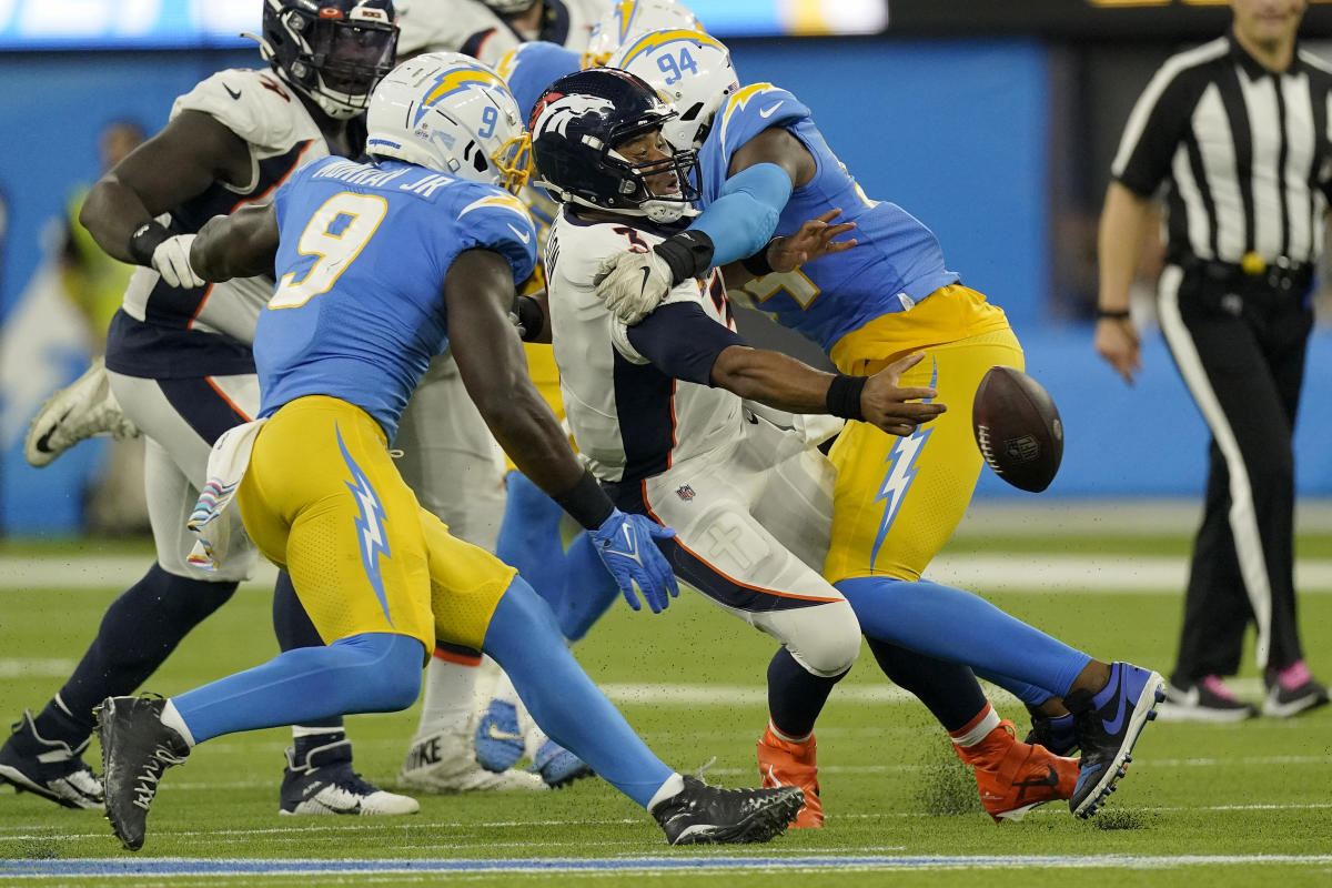 Broncos QB Wilson suffers hamstring injury in OT loss vs. Chargers