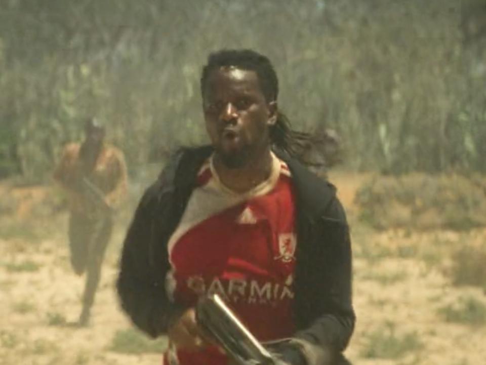 Antigua camiseta del Middlesborough FC aparece en escena, en la película de Netflix Heart of Stone (Netflix)